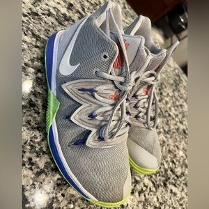 Nike Kyrie 5 V (GS) Wolf Grey Basketball Shoes Size 5.5Y /EU38